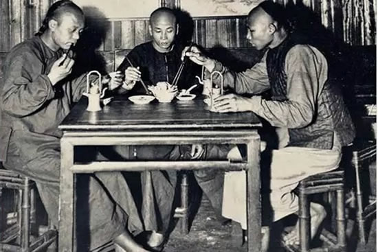 穿越到古代广州医的茶楼，看看客人茶壶里没水怎么加水？