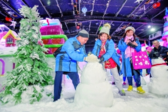 广州一日游邀请孤寡老人到文化公园梦幻冰雪乐园体验满天飞雪