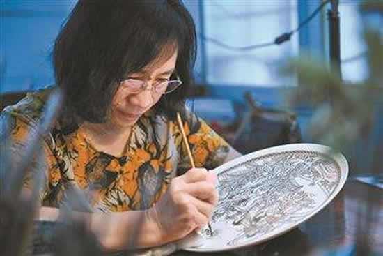 中国工艺美术大师翟惠玲 将广彩当成终身事业的艺术家