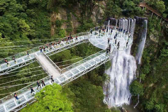 广东清远古龙峡玻璃峡谷破四项世界纪录 悬空平台世界最长