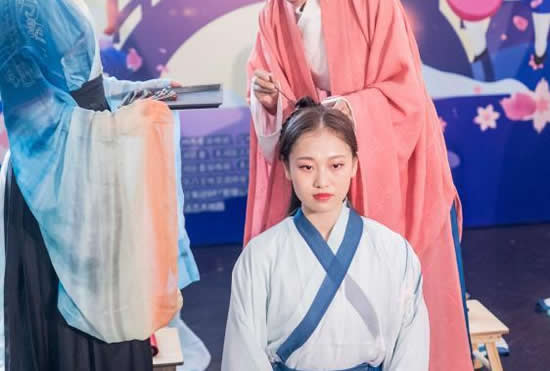 2018广州乞巧文化节广州塔系列活动：12位少女身穿汉服完成笄礼！