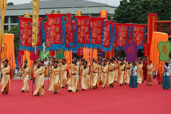 广州番禺举办第三届凌边乞巧文化节，近200人表演队伍环村进行七夕巡游！