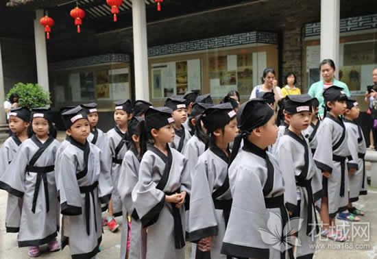 广州番禺学宫举办一年级新生开笔礼，引导学生崇尚文明学礼！