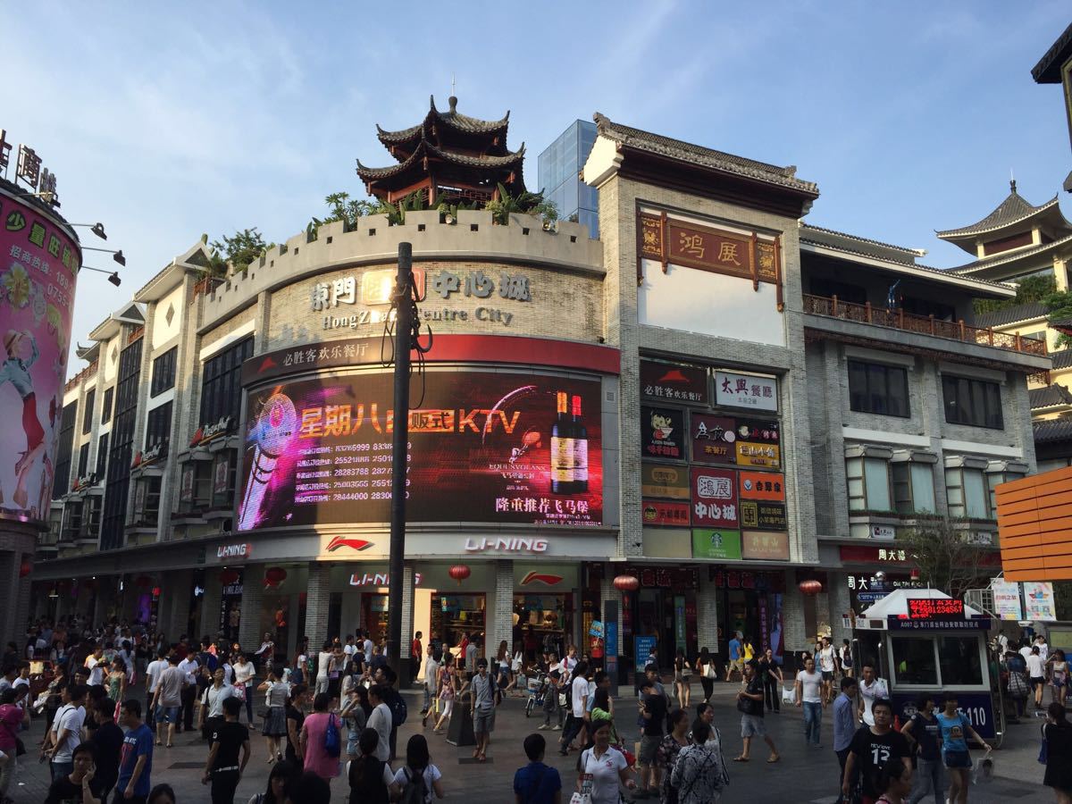 行走深圳东门老街，真实地记录着深圳发展的一段历史
